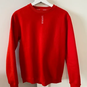 RÖD lounge sweater - köpt för 500kr+ 170kr tull. Oanvänd!! stl S. Spårbar frakt kostar 66kr