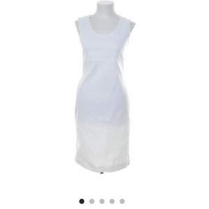 Säljer denna jättegulliga klänning från Vero moda då den inte kom till användning.