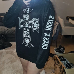 Guns'n rose strl L - Använd sparsamt. En herr tröja i L så jag Använd den som klänning. Köparen står för frakten 💕