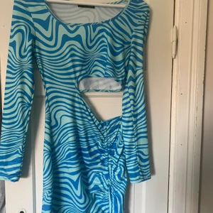 Festlig klänning⚡️ - Superfin festlig klänning med blått zebramönster! Klänningen är aldrig använd då de ej finns tillfälle för de❤️‍🔥