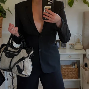 kavaj - HUGO BOSS - drömmens kavaj från Hugo boss, går att bära för sig själv eller som en snygg kavaj/overcoat över en topp🖤 Nyskick!👀🖤