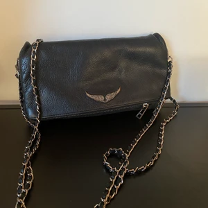 Zadig voltaire väska - Rock Clutch - Bra skick förutom några få skråmor på sidan vilket ni kan se på bild! 