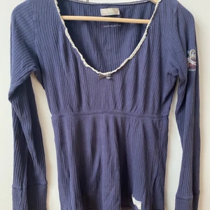 Tröja från Odd Molly - Skön topp från Odd Molly i fin blålila färg. Storlek 0 (XS). Material enligt bild. Välanvänd och något blekt och smånopprigt tyg. Den har dock kvar att ge.