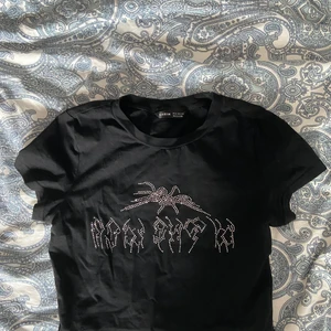 Topp - Cool croptop med rhinestones, alla är kvar. Skriv för mer info eller bilder🤩💓