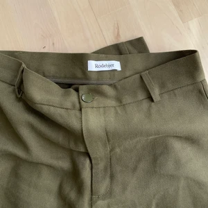 Byxor från Rodebjer - Superfina byxor från rodebjer, köpa på plick! Aldrig använda - varken av mig eller hon jag köpte dem av! Kostade 1995 kr nya 💕