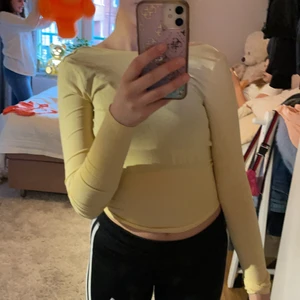 Gul tröja - En gul tröja från monki. Säljer för att jag inte riktigt använder den. Är i jätte fint sick, ny pris 200 skriv för flera bilder!