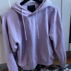 Hoodie - Basic hoodie i storlek XS, snarare S i fint skick!
