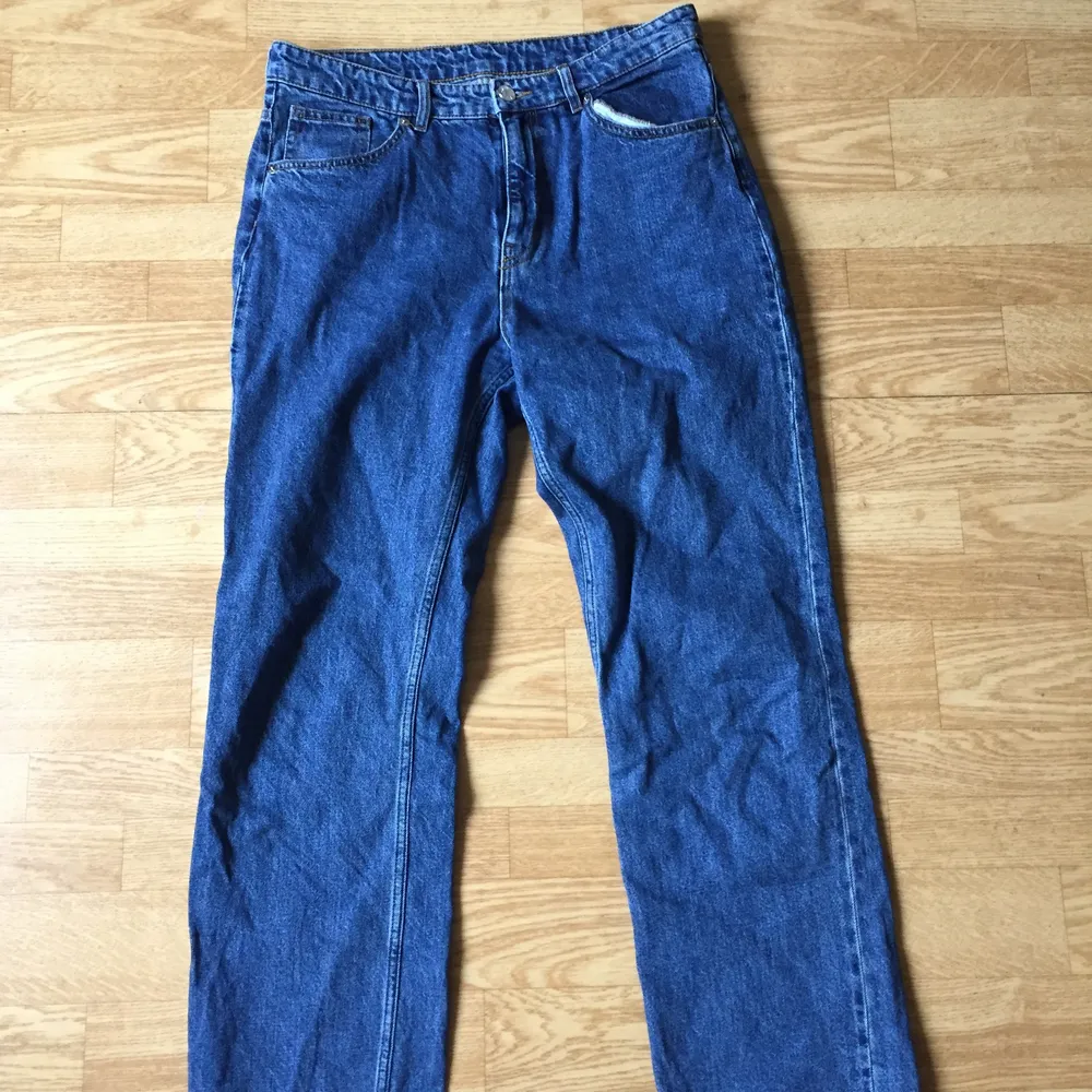 Blåa jeans från Monki o storlek 31/M. Använda några gånger men säljer pga inte min stil längre. Skriv för fler bilder eller pris diskutering 🌼🌸. Jeans & Byxor.