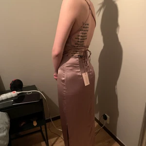 Missguided slit dress - Puderrosa slitsklänning, lapp kvar då balen blev inställd. En slits på vardera ben och öppen snörad rygg. Dold dragkedja vid höften.