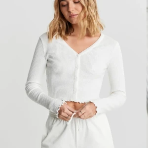 Kofta  - Kofta/tröja från Gina tricot som tyvärr är för liten på mig! Aldrig använd. Säljer även en svart!