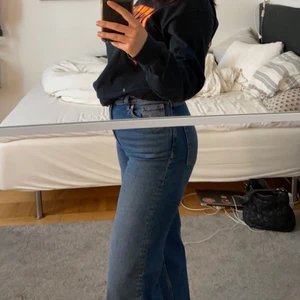 Yoko Jeans Strlk 29 - Jättefina vida jeans från Monki, säljer pga för stora. Använda en del men fortfarande bra skick! Skulle säga att de är små i storleken, och går längre i benen på mig än på modellen, jag är 168. 200 kr, frakt 70 kr 