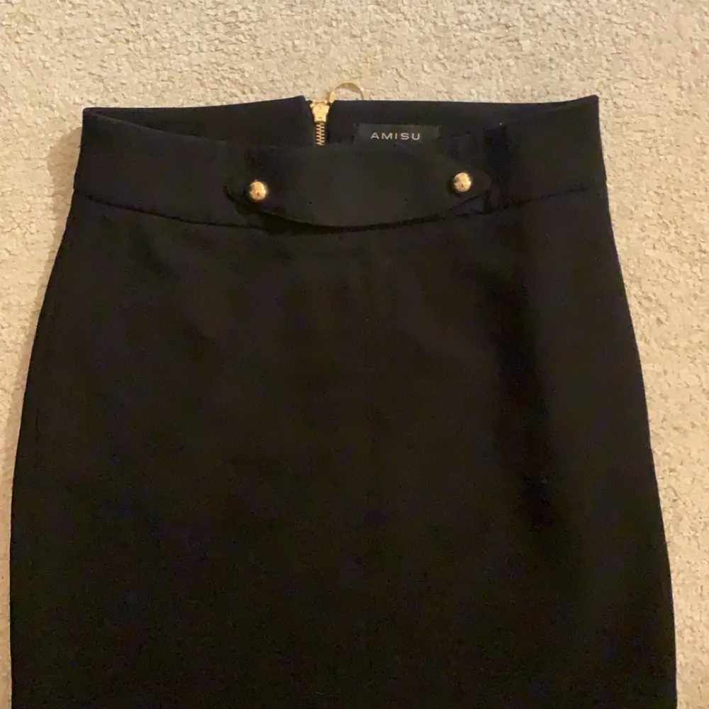 ”Vanlig” svart kjol. Aldrig använd, köpt från second hand.. Kjolar.