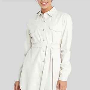 Vit läderjacka med skärp storlek S - Jättefin vit läderjacka som är ifrån NAKD. Den är bara använd en gång, då jag testade den. Annars så är den inte använd. Så jag skulle säga att jackan i är ett jättebra skick! 