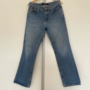 DKNY Jeans - DKNY jeans i bra skick. Jag är 174cm och de går över skorna på mig. Lågmidjade. Storlek M.