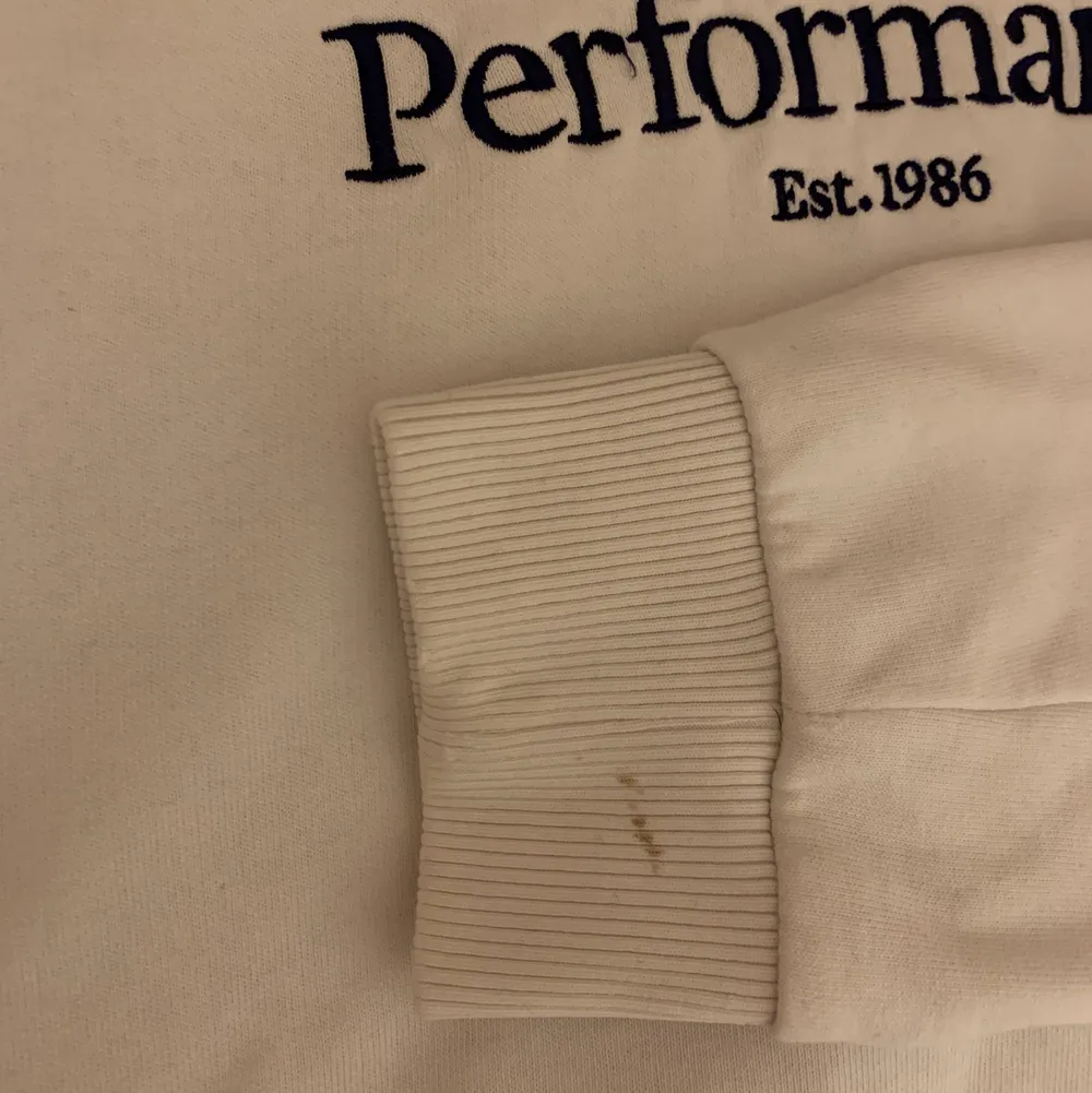 En vit peak performance hoodie från kidsbrandstore🤍 såg när jag kollade på tröjan att det finns en liten fläck och har märkt att den inte går att tvätta bort tyvärr🤍 har inte använt så många gånger tyvärr så valde att sälja denna godingen☺️. Hoodies.