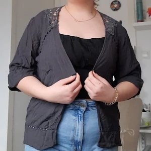 VILA kofta  strl M - Denna koftan är i storlek M. Den är använd 1 gång. Bra att ha över bikinin med ett par shorts på sommaren. 