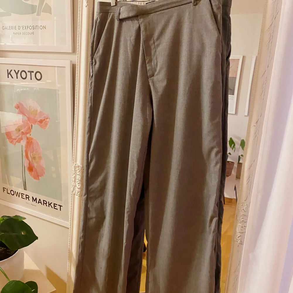 Kostymbyxor från Zara. Raka i modellen. Storlek XL, true-to-size💜 #zara. Jeans & Byxor.