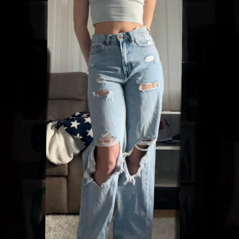 Jätte snygga loose straight jeans high waist. Köpta från H&M för 250 kr. Använda få tal gånger och Inga defekter. Stolk 36. Passar nästan helt perfekt på mig som är 163 cm.. Jeans & Byxor.