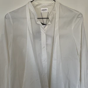 Vit skorta med coola knyt snören  - Helt oanvänd prislapp kvar. Original pris 379kr 