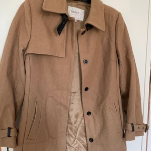 Ljus brun kappa  - Jätte fin kappa använd ca 5 gånger. Original pris 1 599kr 