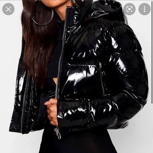 Glansig midjekort jacka. Storlek 34  - Kort midjekort jacka i glansigt material. Nästan som lack fast väldigt mjuk och bekväm. Den är ca 1 år gammal och har inte används så många gånger alls. Jackan är i bra skick, den är inte sönder på något sätt utan ser ut som den gjorde när jag köpte den. 