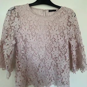 Söt topp med utsvängda armar  - Jätte gullig topp använd 1 gång. Original pris 399kr 