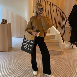 Byxor  - Filippa K hutton trouser! Helt oanvända med prislappen kvar! Fått 2 därav säljer jag dessa! Så sköna och den perfekta modellen . Nypris 2100kr