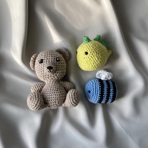 Virkade figurer - kan beställas i olika färger! 80kr/st ✨💛
