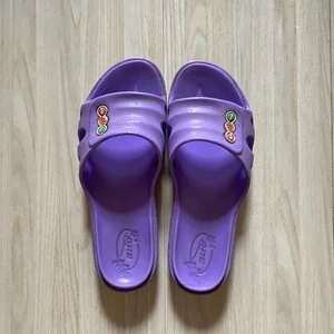 Lila sommar sandal stl. 38 - Skor är ungefär 10 år gammal. Sandal är storleken 38.