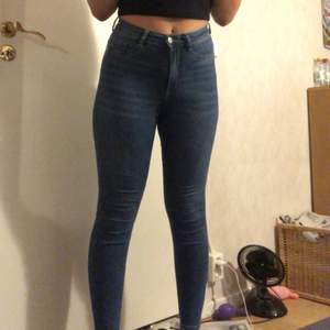Ett till plagg från min ”skinny jeans period”. Dom är i bra skick och väldigt fina, modell MOLLY från gina. Priset på domhär går att diskutera och frakten är det köparen som står för🧡