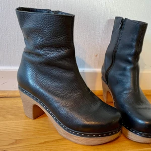 Boots - Bekväma och supersnygga boots i skinn. Svenskt märke. Nypris 1499kr Helt i nyskick. 