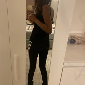 Adidas träningstights - Ett par träningstights från Adidas