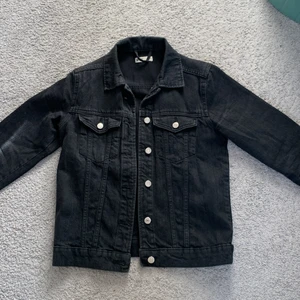 Jeans jacka  - Jeans jacka från ginatricot. Använd en hel del. Den är lite i färgen lite urtvättade svart🤩. Säljer då den inte anvönds. Skriv vid intresse💕