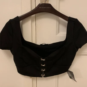 Topp - Kort svart topp 