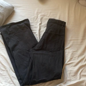 Svarta jeans  - Säljer mina svarta visa jeans från Gina tricot för att dom är för stora för mig annars är dom i bra skick. Dom är i storlek 36/38. Köparen står för frakten 