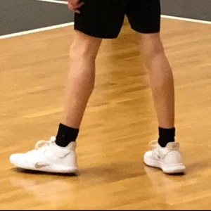 Nike PG 3 Basketskor, Vita  - Ännu ett par skor av Pual George basketkolektion. De har några små ytor som har lite synliga repor, men det märks bara på nära håll. Säljer dom billigt och pris kan diskuteras. De är användbara och funkar som träningsskor men också vardagskor. Ord pris 1200kr, säljs för 300kr
