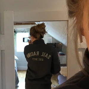 Jättecool tröja med dragkedja - Säljer denna jättefina tjocktröjan med högkrage. Den ör använd 1 gång. KÖPAREN STÅR FÖR FRAKT