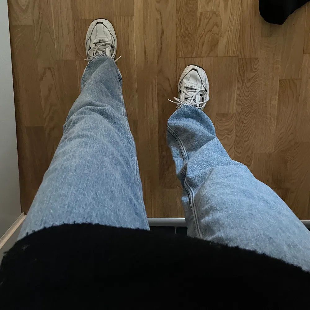 Säljer dessa midvaist jeans från zara, helt oanvända i storlek 36💕 skulle säga att färgen är lite ljusare än på bild. Dom liknar byxorna ”straight”. Jeans & Byxor.