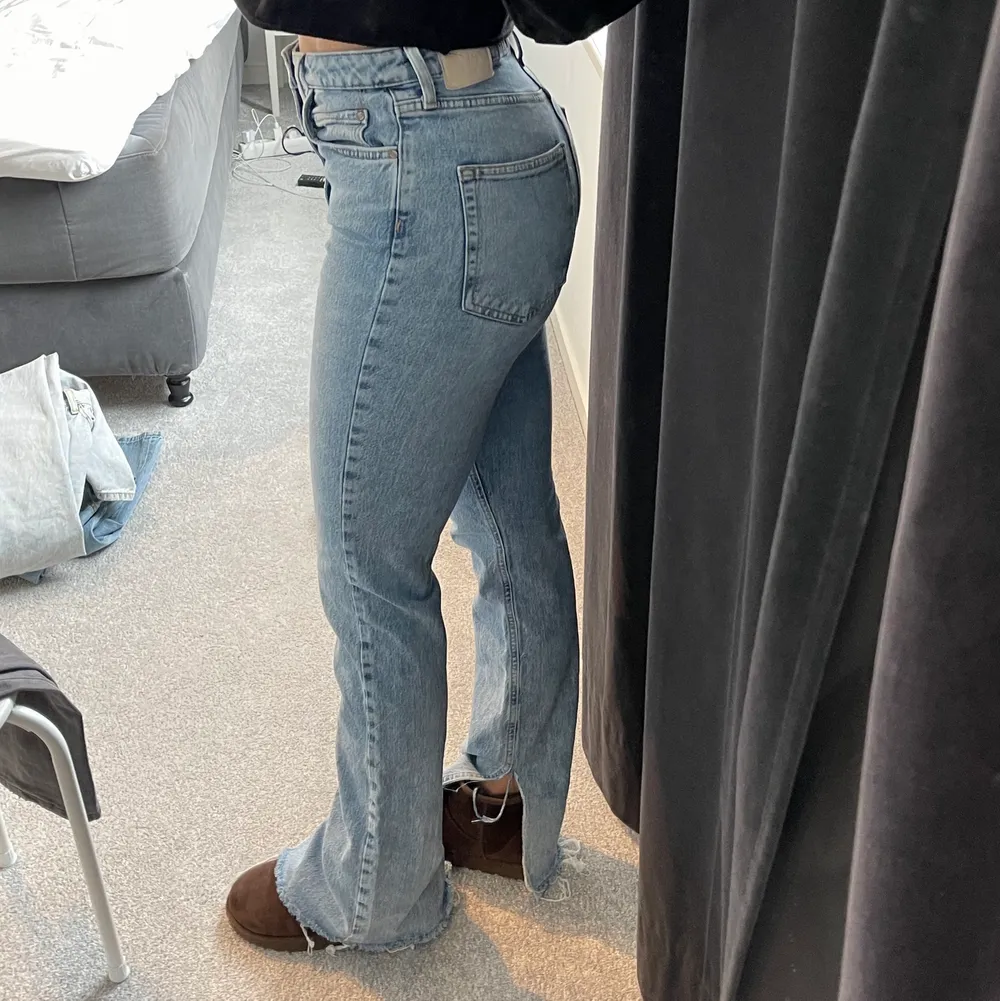 Oanvända Zarajeans med slits. Köpte jeansen i somras och har aldrig använd de. Jättesnygga, men kommer inte till användning. Storlek 36. Jeans & Byxor.