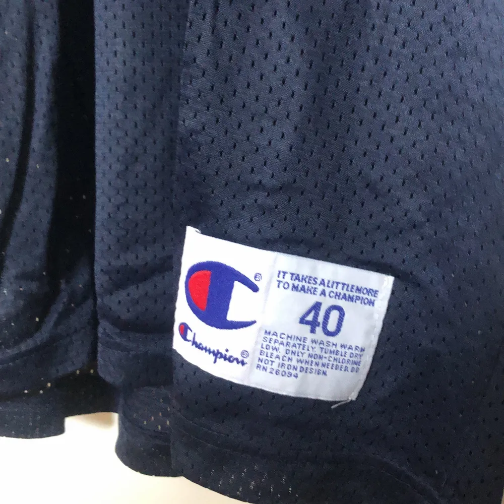 Champion baskettröja vintage strl M, skickas spårbart för 66kr. T-shirts.
