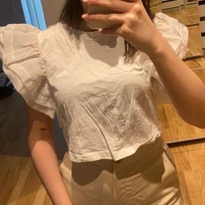 Volang tröja  - Tröja köpt från ZARA. Helt slutsåld överallt. Bra skick behöver endast strykas.