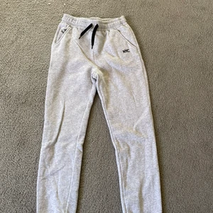 Gråa mjukisbyxor från H&M.  - Gråa mjukisbyxor, jätte sköna, köpta för 150kr på H&M, storlek 154. 