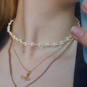 pärlhalsband med blommor - Säljer pärlhalsband med blommor som jag gör. Kan även göras i andra färger eller som armband. Skriv privat för fler bilder eller vid frågor. Betalning sker via swish och köparen står för frakten 🌼