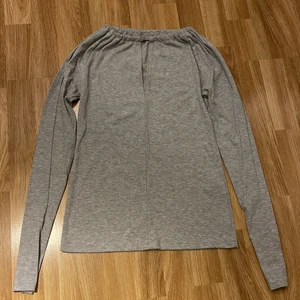 Gina Tricot tröja strl M - ✨ Topp från Gina Tricot. Detalj- öppning mellan brösten. Använd 2 ggr. ✨ 