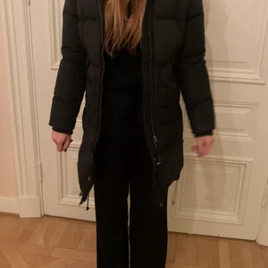 Parajumper longbear svart i storlek M - Använd varsamt. Storleken är M men kan användas som S. 