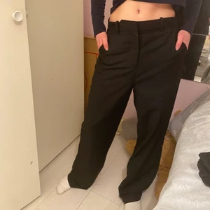 Baggy low waist kostymbyxor - Säljer pga att dom är för små för mig, min kompis som posade i dom har oftast 34/36 eller XS/S. Helt oanvända men tog av prislapparna… nypris är 500 så säljer för 350, de är från Nelly. Kom privat för bud❤️