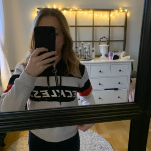 Hoodie strl xxs  - Säljer min hoodie från new yorker då den börjar bli för liten. Den är strl xxs! Trycket är inte sprucket, men väl använd. 