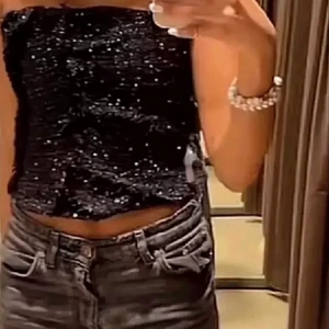 Zara topp - Säljer denna superfina korsett-liknande toppen från Zara som tyvärr är för liten för mig. Perfekt festtopp!!💕💕💕 Skriv ett privat meddelande till mig för bud☺️ (Lånade bilder) 