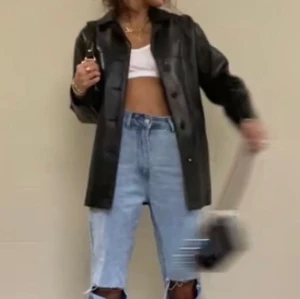 Läder blazer  - Fin blazer som passar på storlek S. Blazern är i bra skick och väldigt fin!