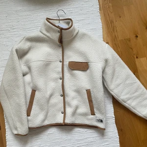 North Face fleecejacka stl M  - The North Face fleecejacka i storlek M. Använt den väldigt lite så säljer den. Kan ses i Malmö/Trelleborg och närheten eller skicka via post! 